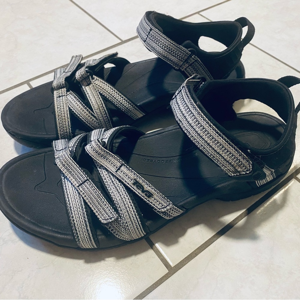 Teva women’s tirra sport sandals - size 9 - black & gray